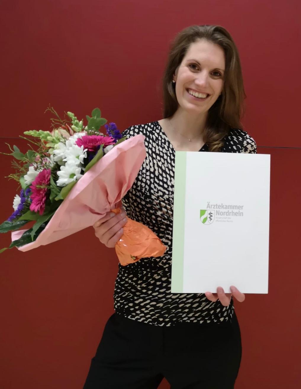 Eine glückliche Kinderärztin